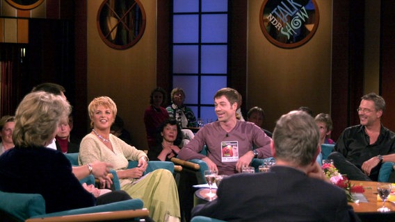 Eine NDR Talk Show-Runde im Jahr 2000, hier u. a. mit Alida Gundlach, Michael Mittermeier und Reinhard Mey. Eine NDR Talk Show-Runde im Jahr 2000, hier u. a. mit Alida Gundlach, Michael Mittermeier und Reinhard Mey. © NDR/Uwe Ernst