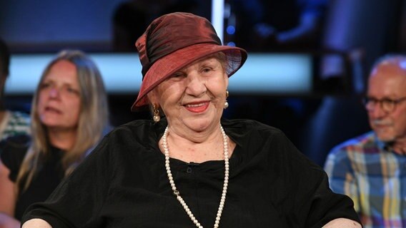 Die Barbesitzerin Rosemarie "Rosi" Sheridan McGinnity ist zu Gast in der NDR Talk Show am 29. Juli 2022. © NDR Fernsehen/ Uwe Ernst Foto: Uwe Ernst