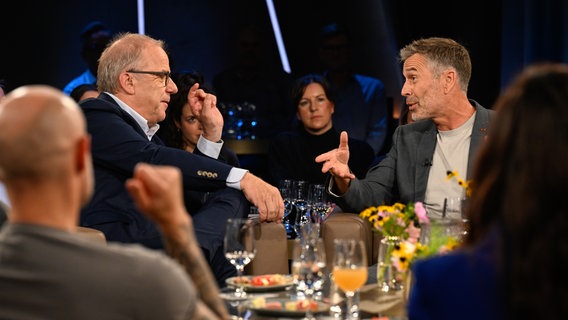 Der Wissenschaftsjournalist und Moderator Dirk Steffens ist zu Gast in der NDR Talk Show am 29. September 2023. © NDR Fernsehen/ Markus Hertrich Foto: Markus Hertrich