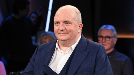 Der Journalist, Autor und Moderator Jörg Thadeusz ist zu Gast in der NDR Talk Show am 7. April 2023. © NDR Fernsehen/Uwe Ernst Foto: Uwe Ernst