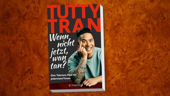Zu sehen ist das Cover des Buchs "Wenn nicht jetzt, wan tan? Eine Toleranz-Fibel für jedermann*innen" von Stand-up-Comedian Tutty Tran, erschienen beim S. Fischer Verlag. © S. Fischer Verlag 