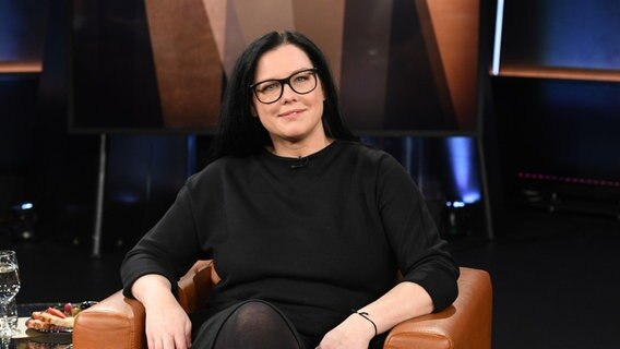 Die Unternehmerin Sina Trinkwalder ist zu Gast in der NDR Talk Show am 1. April 2022. © NDR Fernsehen/Uwe Ernst Foto: Uwe Ernst