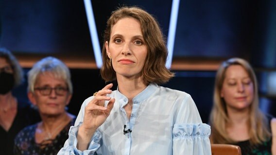 Die gehörlose Schauspielerin und Tänzerin Kassandra Wedel ist zu Gast in der NDR Talk Show am 24. Juni 2022. © NDR Fernsehen/Uwe Ernst Foto: Uwe Ernst
