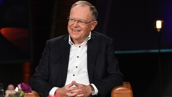 Der niedersächsische Ministerpräsident Stephan Weil ist zu Gast in der "NDR Talk Show Spezial - 75 Jahre Niedersachsen". © Uwe Ernst 
