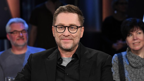 Der Autor Jan Weiler ist zu Gast in der NDR Talk Show am 10. März 2023. © NDR Fernsehen/Uwe Ernst Foto: Uwe Ernst