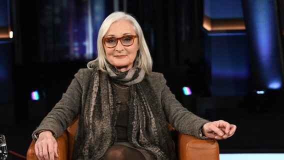 Die Schauspielerin Eleonore Weisgerber ist zu Gast in der NDR Talk Show am 11. März 2022. © NDR Fernsehen/Uwe Ernst 