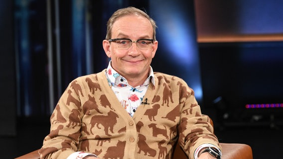 Der Komiker, Musiker und Moderator Wigald Boning ist zu Gast in der NDR Talk Show am 1. April 2022. © NDR/Uwe Ernst 