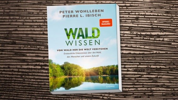 Zu sehen ist das Cover des Buchs "Waldwissen. Vom Wald her die Welt verstehen. Erstaunliche Erkenntnisse über den Wald, den Menschen und unsere Zukunft" von Peter Wohlleben und Pierre L. Ibisch, erschienen bei Ludwig in der Penguin Random House Verlagsgruppe. © Penguin Random House Verlagsgruppe GmbH 