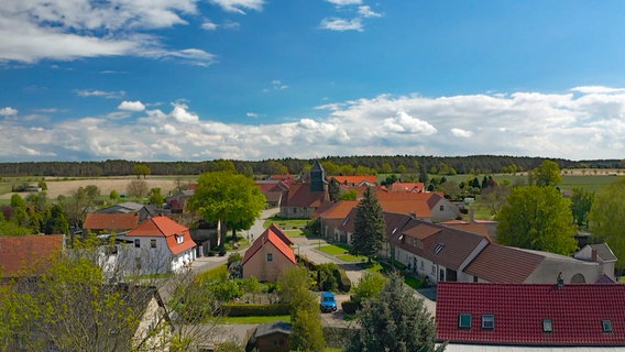 Blick auf ein Dorf im Frühling von einem erhöhten Standpunkt aus: Häuser, grüne Bäume und blauer Himmel. Blick auf ein Dorf im Frühling von einem erhöhten Standpunkt aus: Häuser, grüne Bäume und blauer Himmel. © MDR/Hoferichter & Jacobs