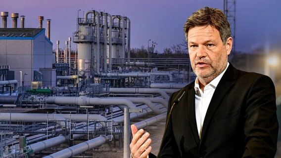 Bild-Collage: Anlagen der Erdgasverdichterstation Mallnow der Gascade Gastransport GmbH in der Dämmerung im Hintergrund. Vordergrund: Bundeswirtschaftsminister Robert Habeck während er eine Rede hält. © Gasanlage: picture alliance/dpa/dpa-Zentralbild; Patrick Pleul | Habeck: picture alliance/dpa; Fabian Sommer Foto: Gaslange: Patrick Pleul | Habeck: Fabian Sommer