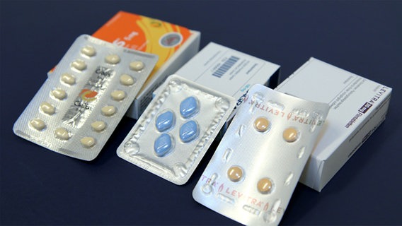 Drei Tablettenstreifen mit Potenzmedikamenten. © NDR 