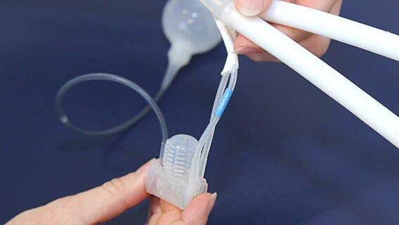 Verteilerstück eines Schwellkörper-Implantats mit Pump-Ballon und Ventil. © NDR 