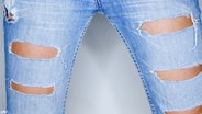 Beine in gebleichten und zerschlissenen Jeans © picture alliance/chromorange 
