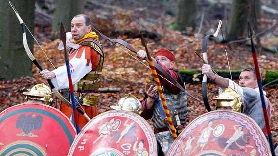 Darsteller römischer Soldaten bei der Inszenierung der Römerschlacht © NDR/Steffen Junghans/LOOKS Medienproduktion GmbH 