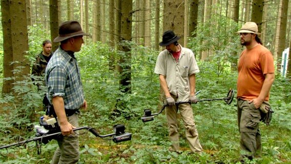 Suche nach Fundstücken am Harzhorn Kalefeld © Looks Film 