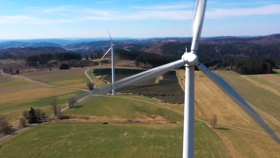 Luftaufnahme zweier Windräder. © NDR/rbb 