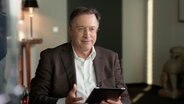 Nachfragen: ARD-Reporter Klaus Scherer beim CEO-Interview in Düsseldorf © NDR 