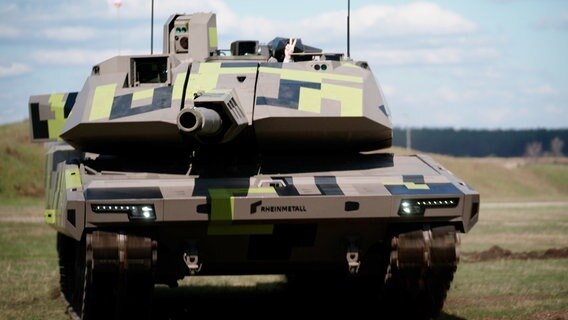 Siegertyp? Rheinmetalls Vorzeigepanzer „Panther“ mit Victory-Hand bei interner Vorführung in Unterlüß/Südheide © NDR/Klaus Scherer 