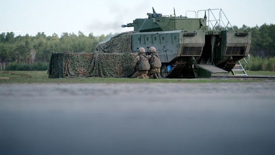 Vernetzte Soldaten: Panzer-Testschüsse auf dem Rheinmetall-Werksgelände in Unterlüß. © NDR 
