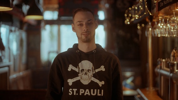 Früher Straftäter, heute Wirt auf St. Pauli: Christian Brauns ist stolz, dass er seine kriminelle Vergangenheit hinter sich gelassen hat. Früher Straftäter, heute Wirt auf St. Pauli: Christian Brauns ist stolz, dass er seine kriminelle Vergangenheit hinter sich gelassen hat. © NDR/Sven Wettengel
