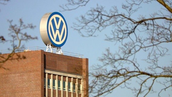 Der Autokonzern in der Krise. Noch ist unklar, wieviele Milliarden Euro der Diesel-Skandal VW kosten wird. © NDR 