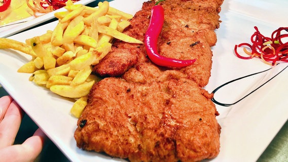 Harzer Schnitzelkönig, Lautenthal  Das XXL-1kg-Schnitzel am Stück © NDR/e-dok TV/Riccardo Giese 