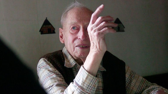 Karl M. ist 96 Jahre alt. Er wurde 1949 in Frankreich in Abwesenheit als Kriegsverbrecher zum Tode verurteilt. Doch da lebte er längst wieder in seiner Heimatgemeinde Nordstemmen in Niedersachsen. Bis heute unbehelligt. © NDR 