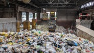 Plastikmüllberge in der Recyclinganlage Veolia in Hamburg. © NDR/LOUPEFILM 