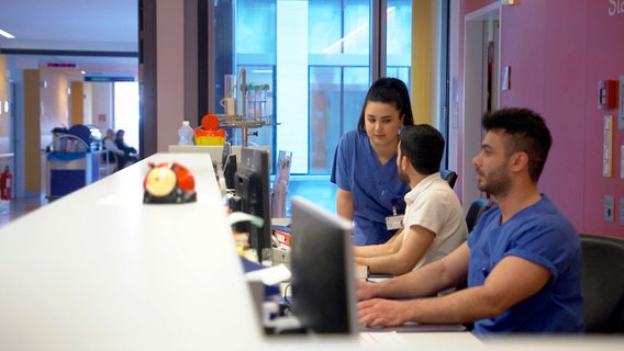Dringend benötigte Krankenpfleger werden im Uniklinikum Eppendorf fortgebildet. Diese Kurse bezahlt das Jobcenter nicht. © NDR 