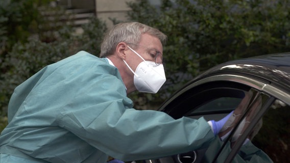 Infektsprechstunde: Dr. Ralf Koppermann aus Stade entlastet so andere Arztpraxen. © NDR 