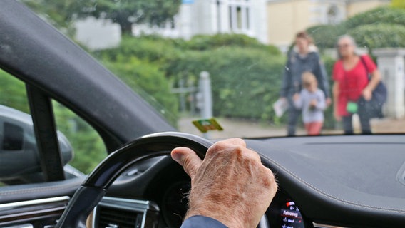 Senioren am Steuer. Eine Gefahr für sich und andere Verkehrsteilnehmer*innen? © NDR/Christian Papesch 