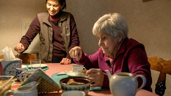 Hier läuft die Pflege besser: Die Betreuerin aus Rumänien hat geregelte Arbeitszeiten. © NDR/Lennart Banholzer 