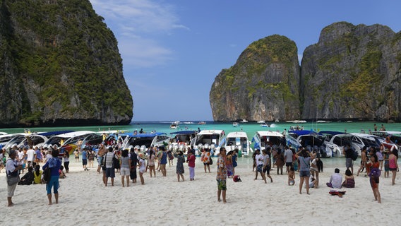 Zahlreiche Touristen drängen sich in der Maya Beach, Drehort von The Beach mit Leonardo Di Caprio, in Thailand. © imageBROKER Foto: Günter Flegar