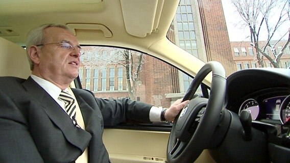 Martin Winterkorn am Steuer eines VW (2010 aufgenommen). © NDR 