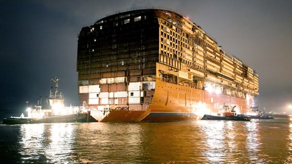 Nachtaufnahme: Am Standort Warnemünde der MV Werften wird das 216 Meter lange Mittschiff des ersten Global-Class-Kreuzfahrtschiffes Global Dream. Nachtaufnahme: Am Standort Warnemünde der MV Werften wird das 216 Meter lange Mittschiff des ersten Global-Class-Kreuzfahrtschiffes Global Dream. © picture alliance/dpa/dpa-Zentralbild Foto: Bernd Wüstneck