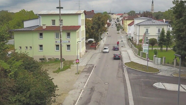 Blick von einer Brücke auf eine Straße in dem bayerischen Ort Simbach. © NDR/SpiegelTV