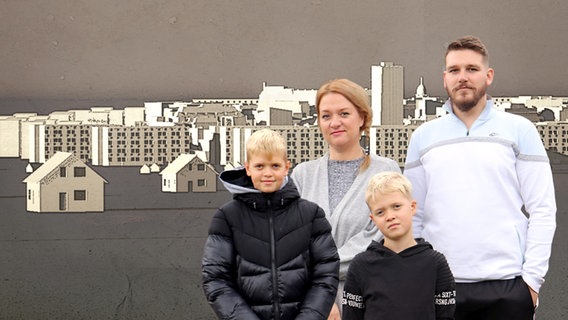 Mutter und Vater mit ihren beiden Söhnen, vor einem animierten Hintergrund einer Stadt. © NDR 