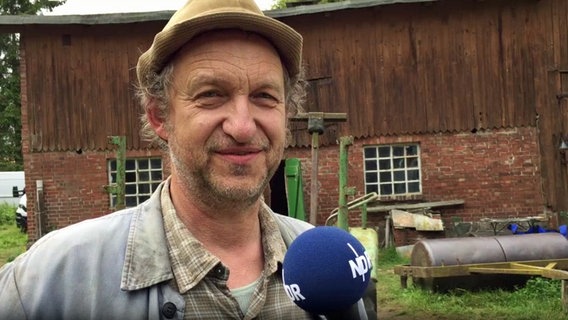 Neues aus Büttenwarder: Peter Heinrich Brix alias Adsche Tönnsen steht vor Brakelmanns Hof. © NDR 