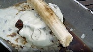Szenenbild "Neues aus Büttenwarder" aus der Folge "Guten Appetit": Brakelmanns Braten in Joghurt-Pilzsoße mit Banane-braun-Topping. © NDR 