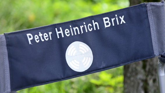 Neues aus Büttenwarder - Dreharbeiten Sommer 2014: Ein Regiestuhl mit dem Namen auf der Rückenlehne "Peter Heinrich Brix". © NDR 