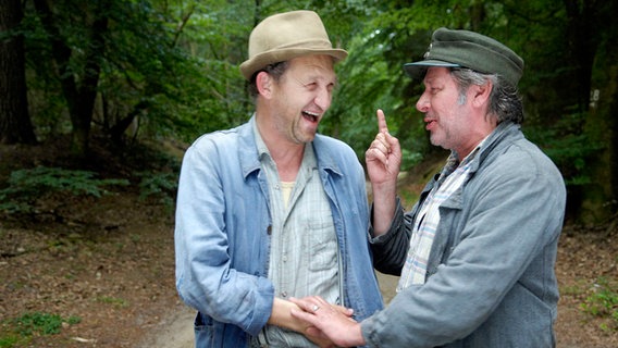 Peter Heinrich Brix/Adsche und Jan Fedder/Brakelmann während der Dreharbeiten (2007) zu "Neues aus Büttenwarder" auf "ihrem" Feldweg. © NDR/Sandra Hoever Foto: Sandra Hoever
