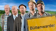 Shorty, Schönbiehl, Kuno, Adsche, Brakelmann stehen hinter dem Ortsschild von Büttenwarder. (Montage) © NDR, fotolia.com, NDR Foto: Nicolas Maack, CCat82, Sandra Hoever