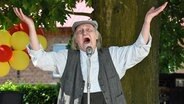 Onkel Krischan singt. © NDR/Uwe Ernst Foto: Uwe Ernst