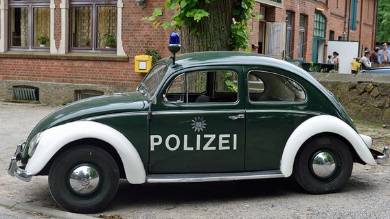 Neues aus Büttenwarder: Der Dienstwagen von Polizist Peter. © NDR/Nicolas Maack 