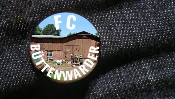 Ein Button mit der Aufschrift "FC Büttenwarder". © Pinkerton / photocase.de 