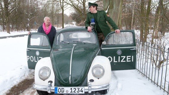 Bürgermeister Schönbiehl und Polizist Peter © NDR/Nicolas Maack Foto: Nicolas Maack
