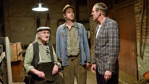 Onkel Krischan, Adsche und Jürgen Seute stehen in der Scheune. Onkel Krischan, Adsche und Jürgen Seute stehen in der Scheune. © Polyphon / Uwe Ernst für NDR
