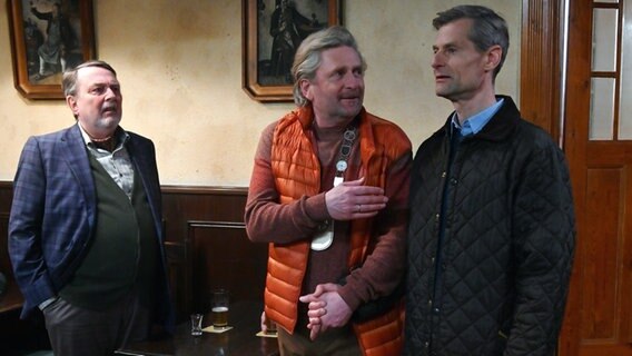 Szenenbild der 89. Büttenwarder-Folge "Der Hamburger": Drei Männer stehen nebeneinander. © NDR/Nico Maack Foto: Nico Maack