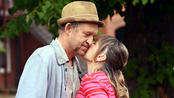 Ein Mann bekommt von einer Frau einen Kuss auf die Wange. © NDR/Nico Maack Foto: Nico Maack