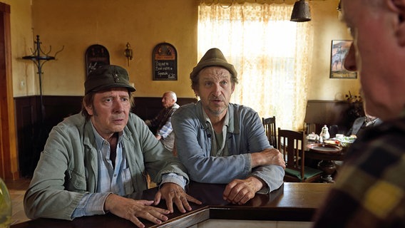 Brakelmann und Adsche sitzen am Tresen im Dorfkrug. © NDR/Nicolas Maack Foto: Nicolas Maack